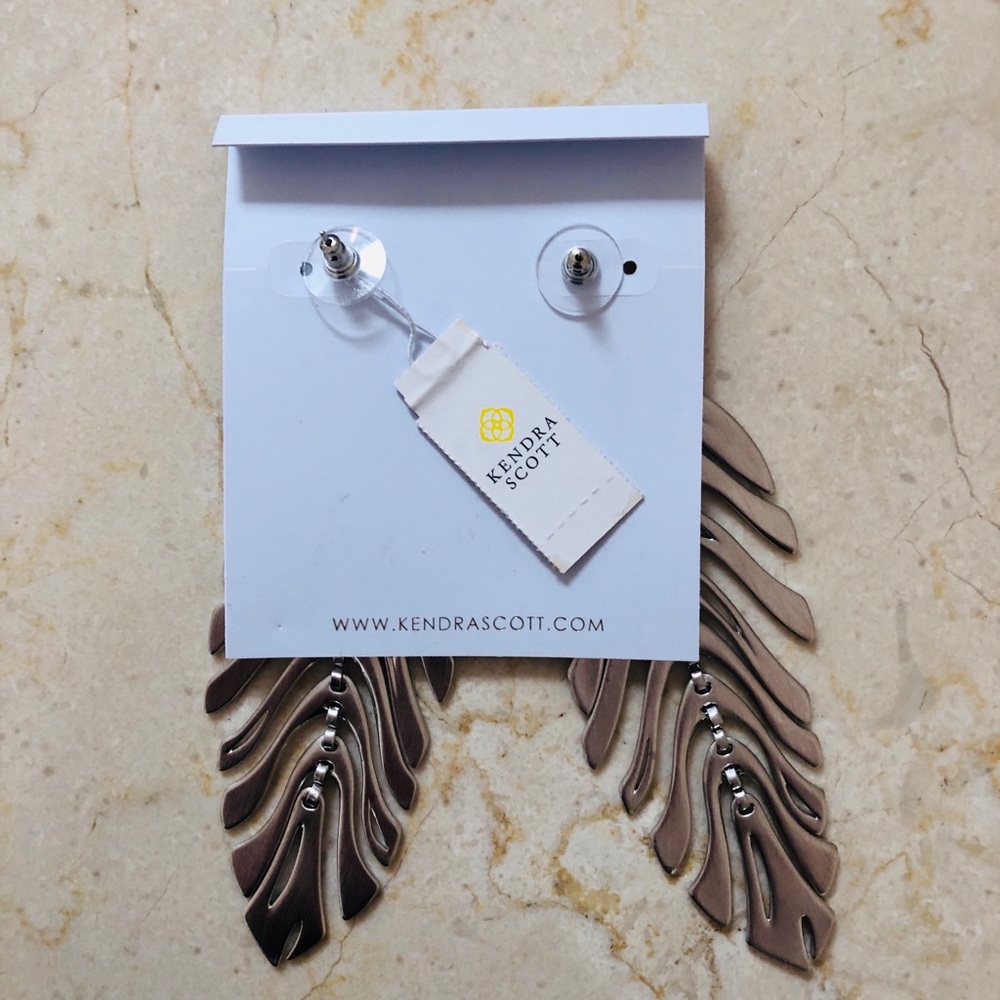NWT KENDRA SCOTT EARRINGS
Rhodium Over Brass - Picture 3 of 3